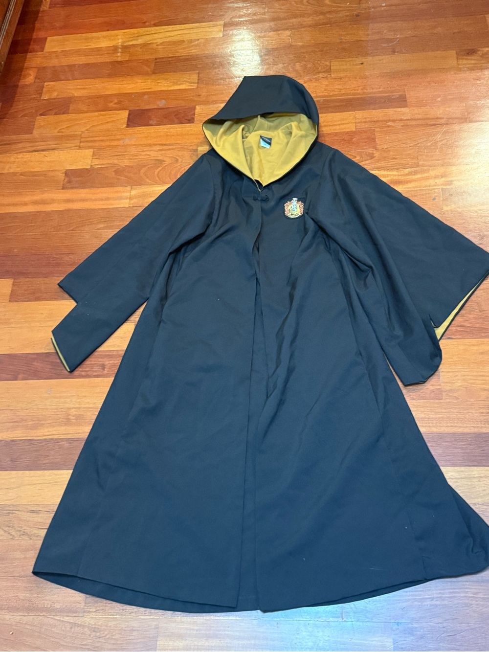 Official Universal Studios Harry Potter Hufflepuff Robe Wand Pocket Size XSmall